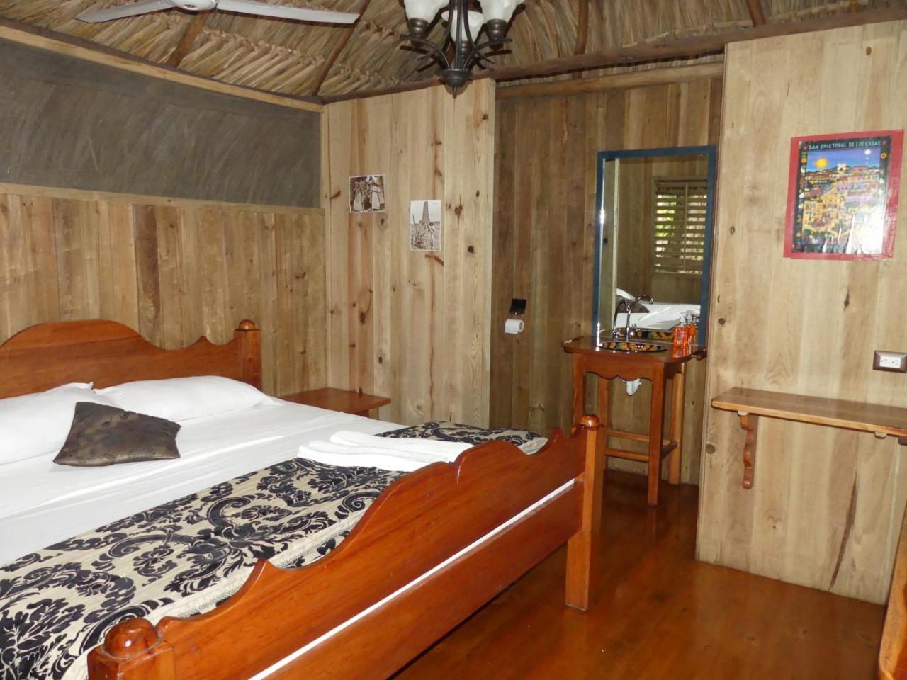 Hotel Kangaroo Y Restaurante Rio Dulce By Eksteriør billede