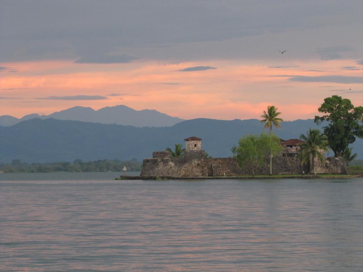 Hotel Kangaroo Y Restaurante Rio Dulce By Eksteriør billede