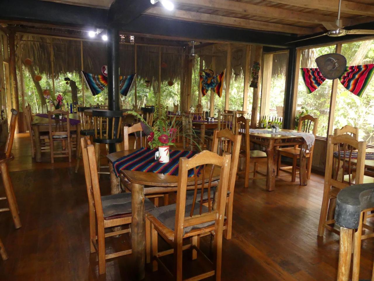 Hotel Kangaroo Y Restaurante Rio Dulce By Eksteriør billede